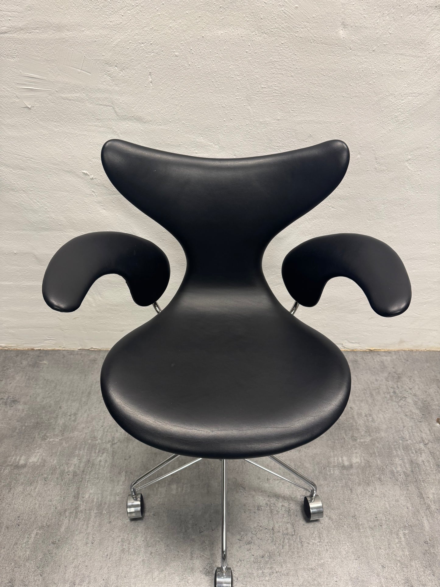 Arne Jacobsen ‘3218/liljen’ Fritz Hansen.