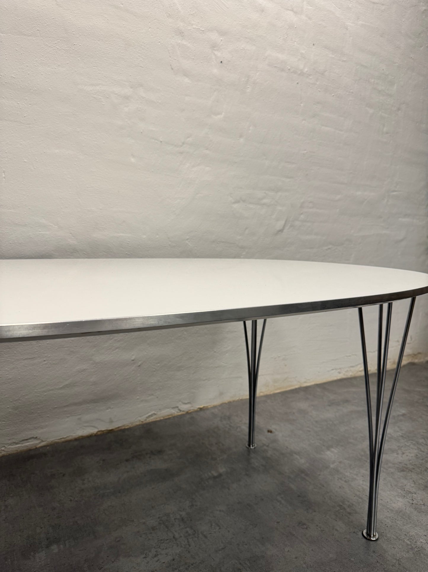 Piet Hein & Bruno Mathsson ‘Superellipse’ Fritz Hansen.