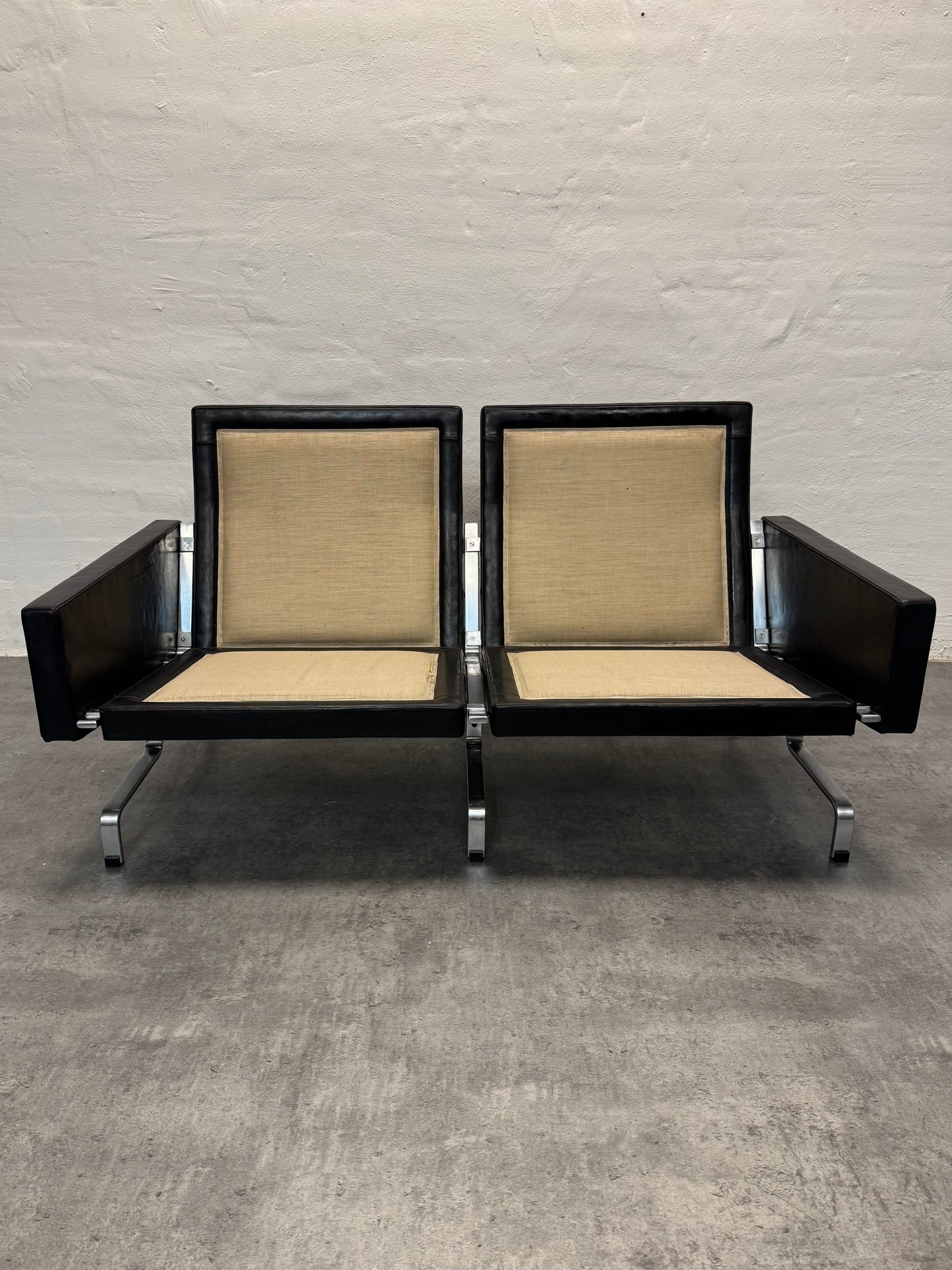 EKC, Poul Kjærholm ‘PK31’ 2-pers. sofa, sort læder.