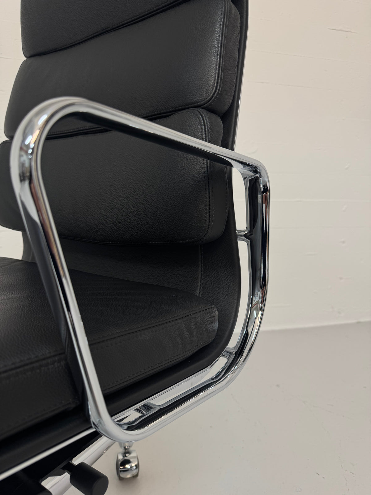 Charles Eames ‘EA-219’ Vitra.