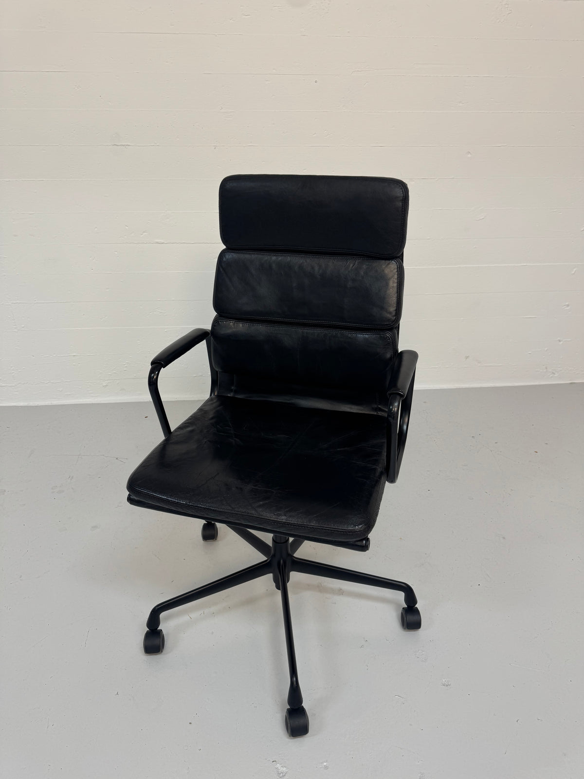 Charles Eames ‘EA-219’ Vitra.