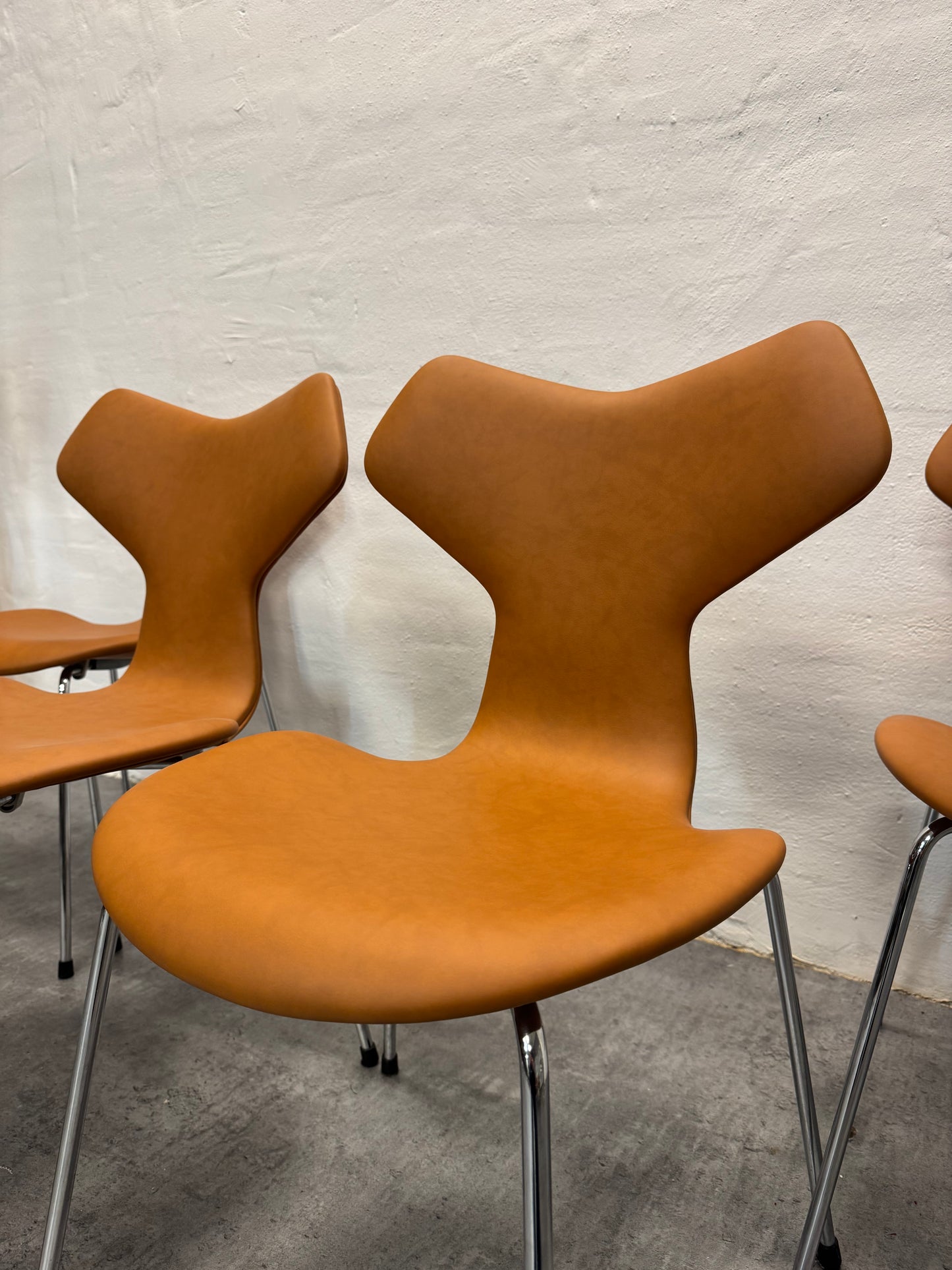 Nypolstret Arne Jacobsen ‘3130/Grand Prix’ Fritz Hansen.