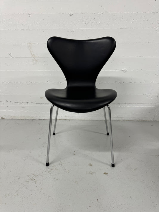 Red Label, Arne Jacobsen ‘Syveren/3107’ Fritz Hansen.