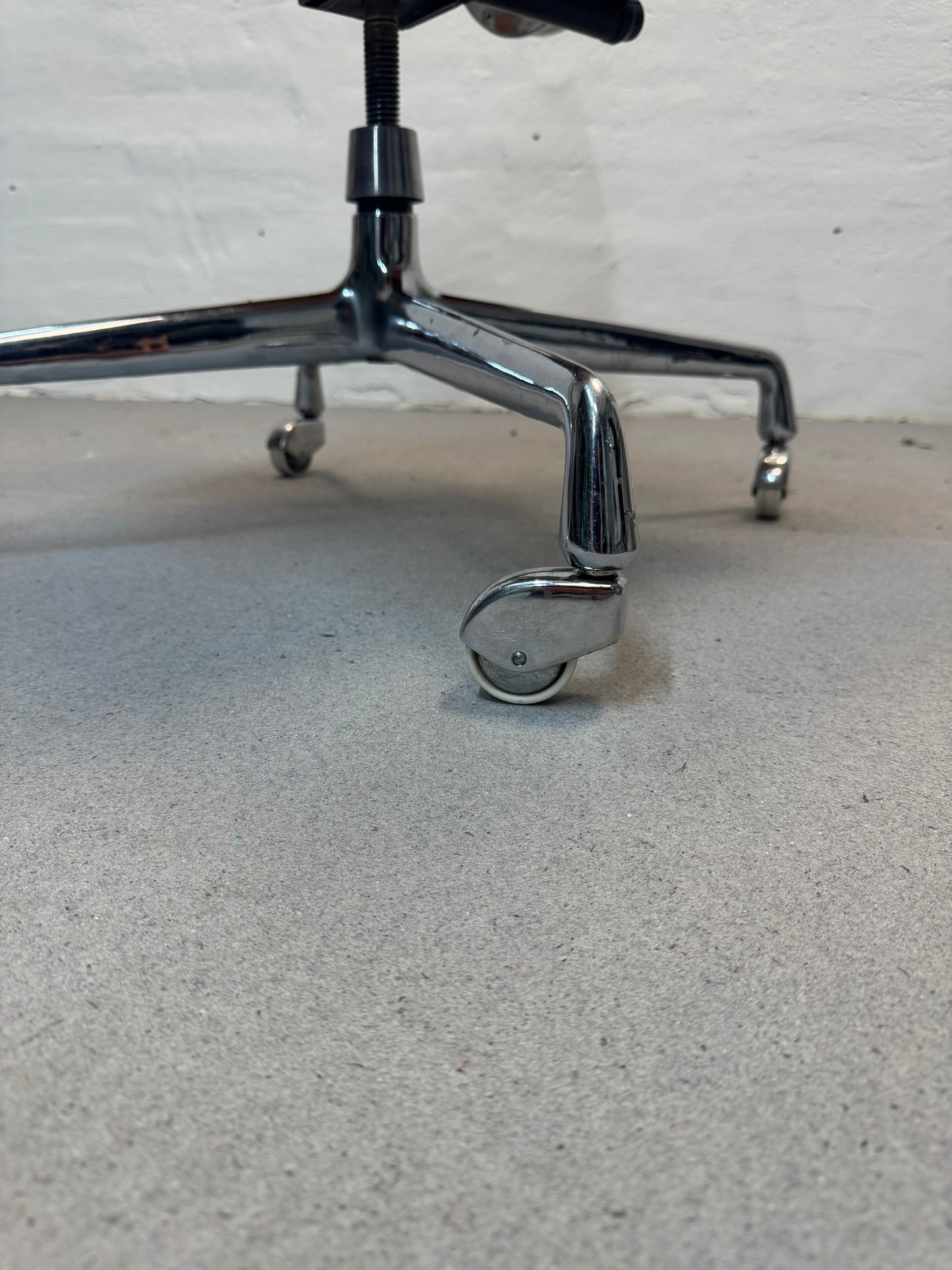 Charles Eames ‘EA117’ kontorstol, Vitra.