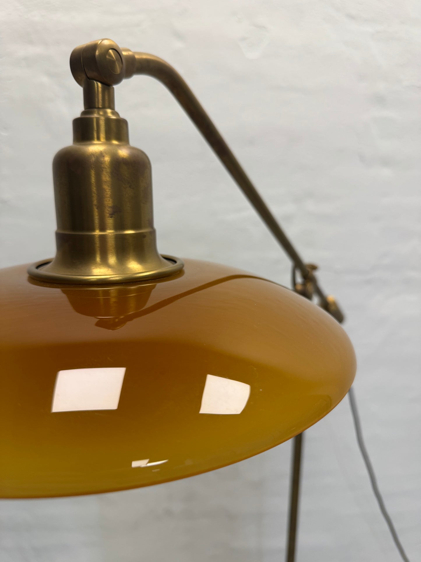 Poul Henningsen “Vandpumpen” Limited Edition i messing med ravfarvet glas.