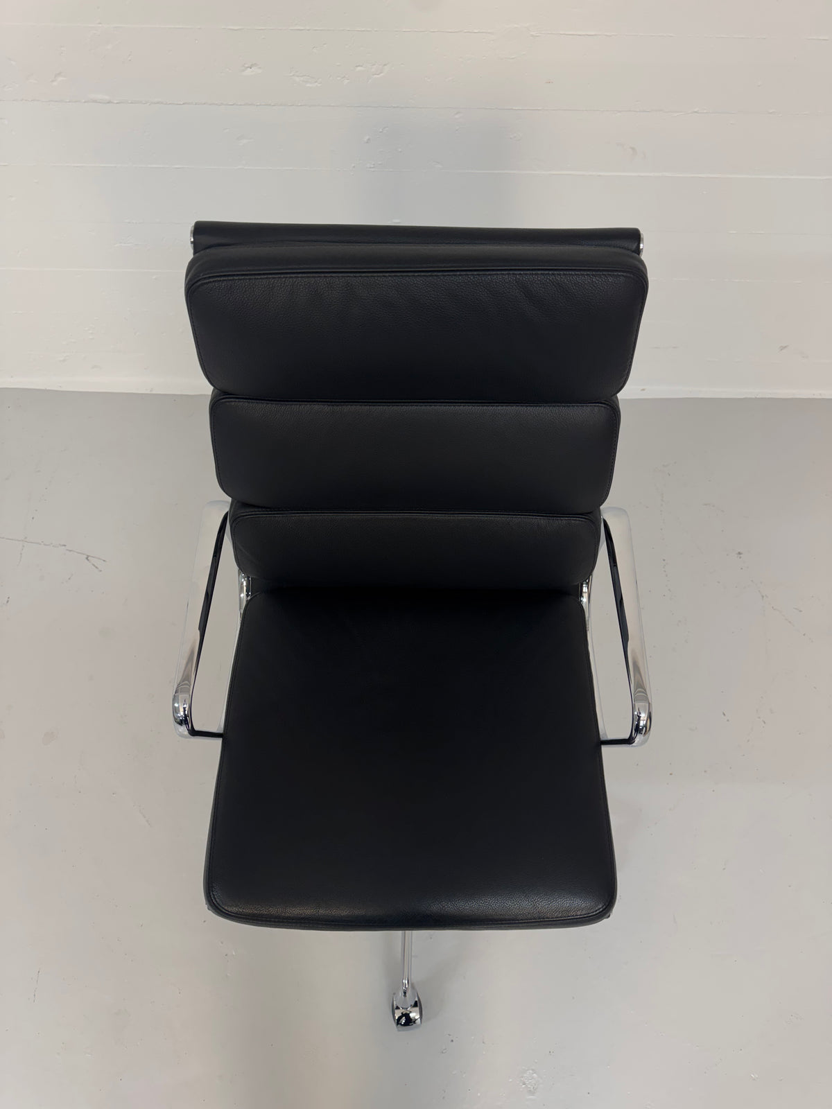 Charles Eames ‘EA-219’ Vitra.