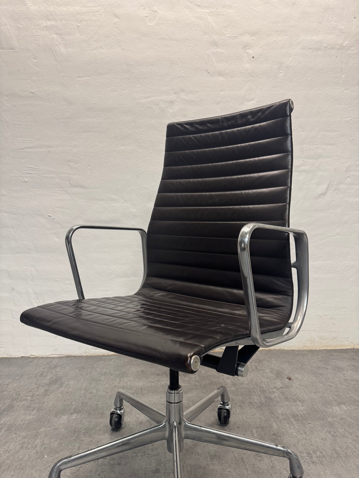 Charles Eames ‘EA117’ kontorstol.