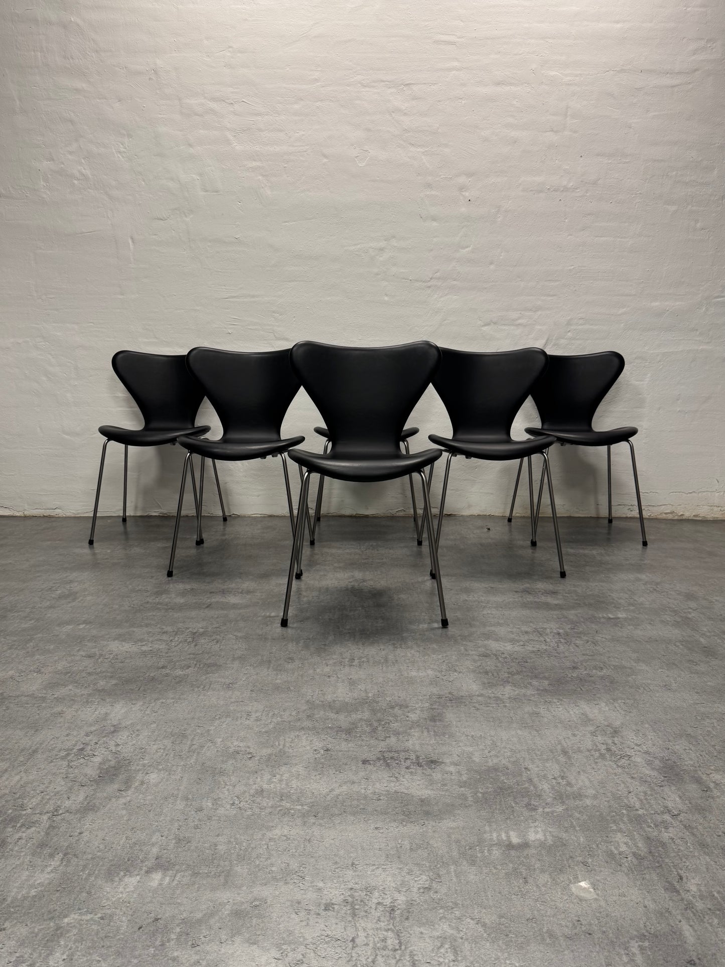 Brown Label, Arne Jacobsen ‘Syveren/3107’ Fritz Hansen.