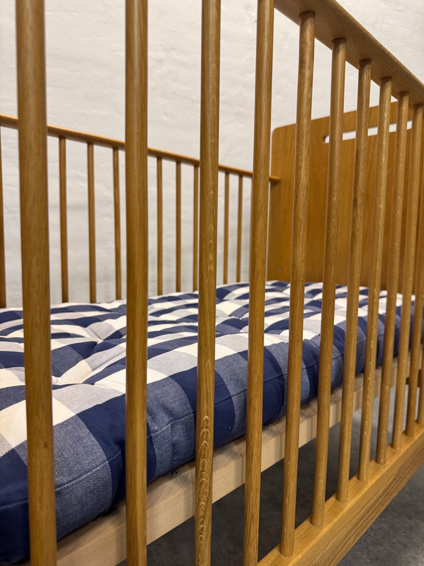 Hästens tremmeseng i egetræ.