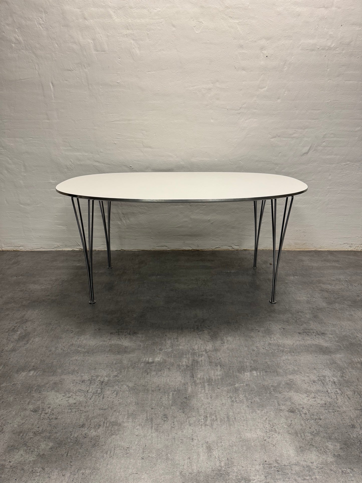 Piet Hein & Bruno Mathsson ‘Superellipse’ Fritz Hansen.