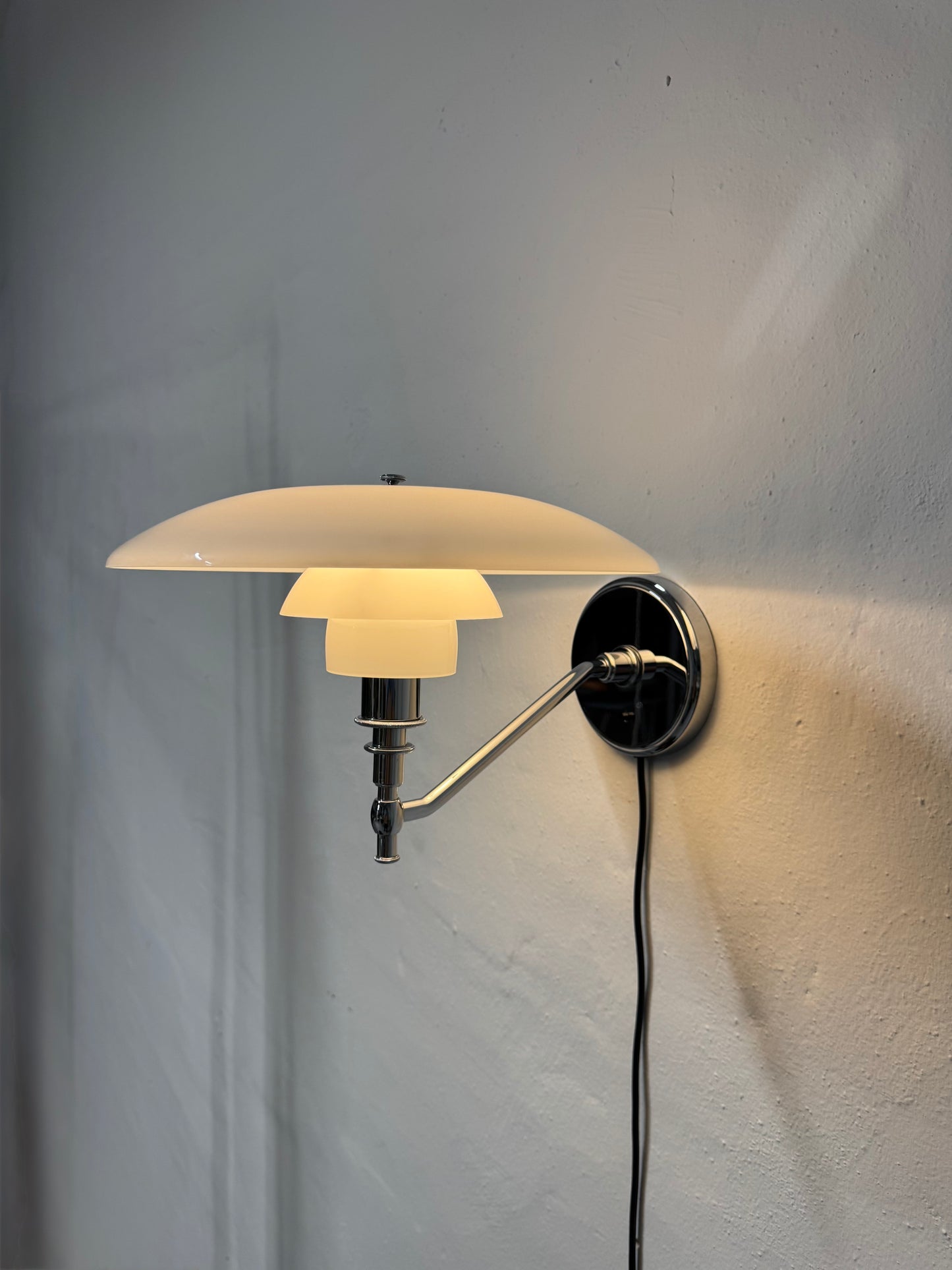 Poul Henningsen, “PH 3/2 væglampe” Louis Poulsen.