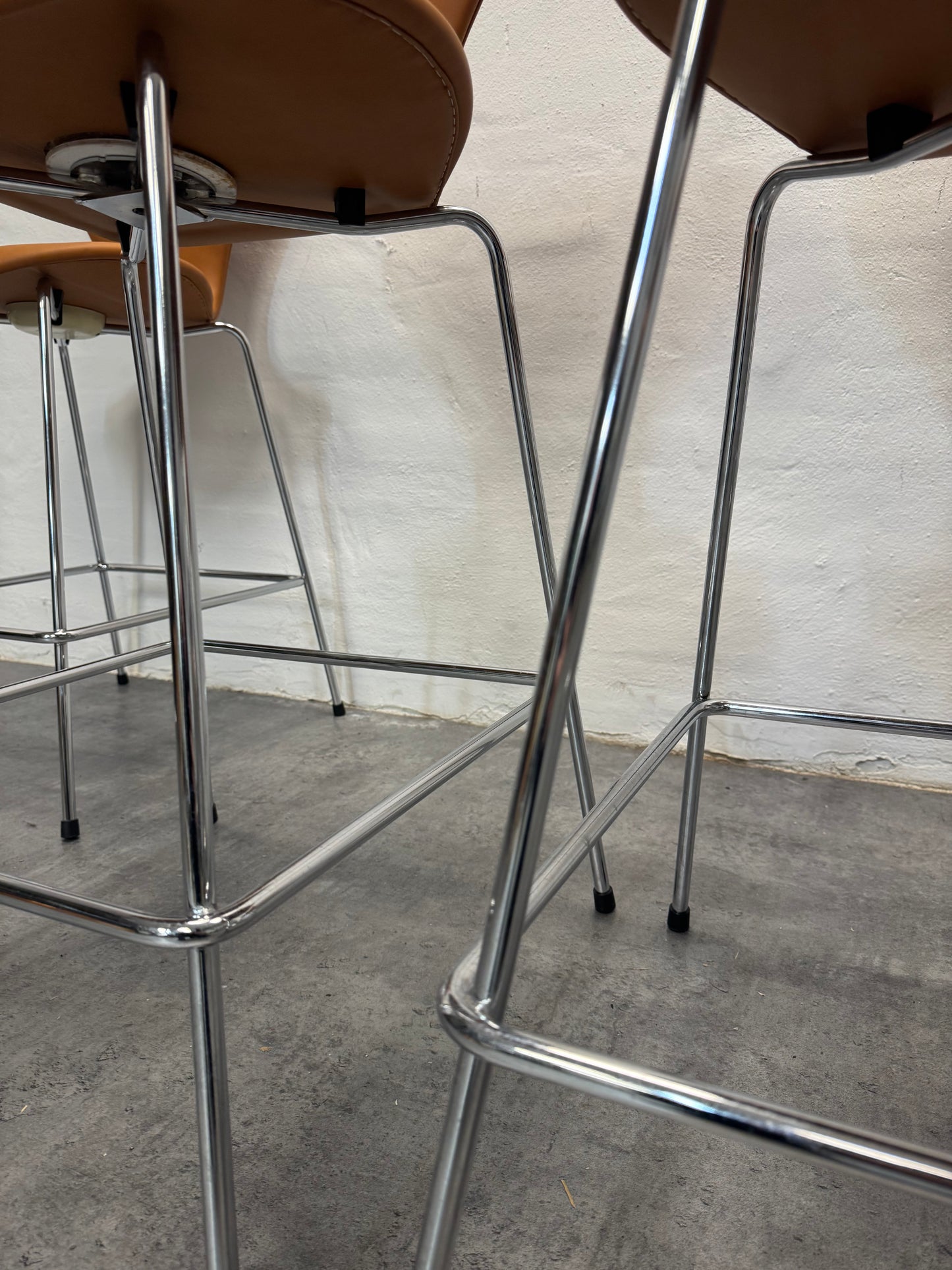 Nypolstret Arne Jacobsen barstole “Syveren / 3197” Fritz Hansen