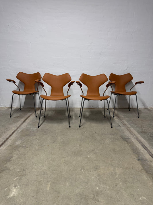 Nypolstret Arne Jacobsen ‘Grand Prix’ Fritz Hansen.