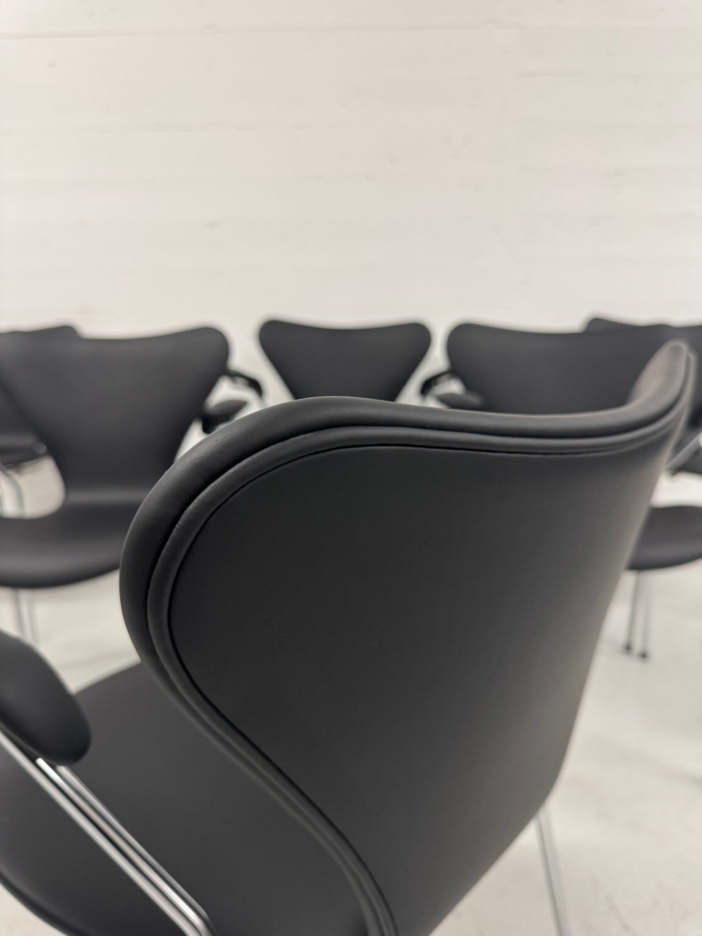 Nypolstret Arne Jacobsen ‘Syveren/3207’ Fritz Hansen.