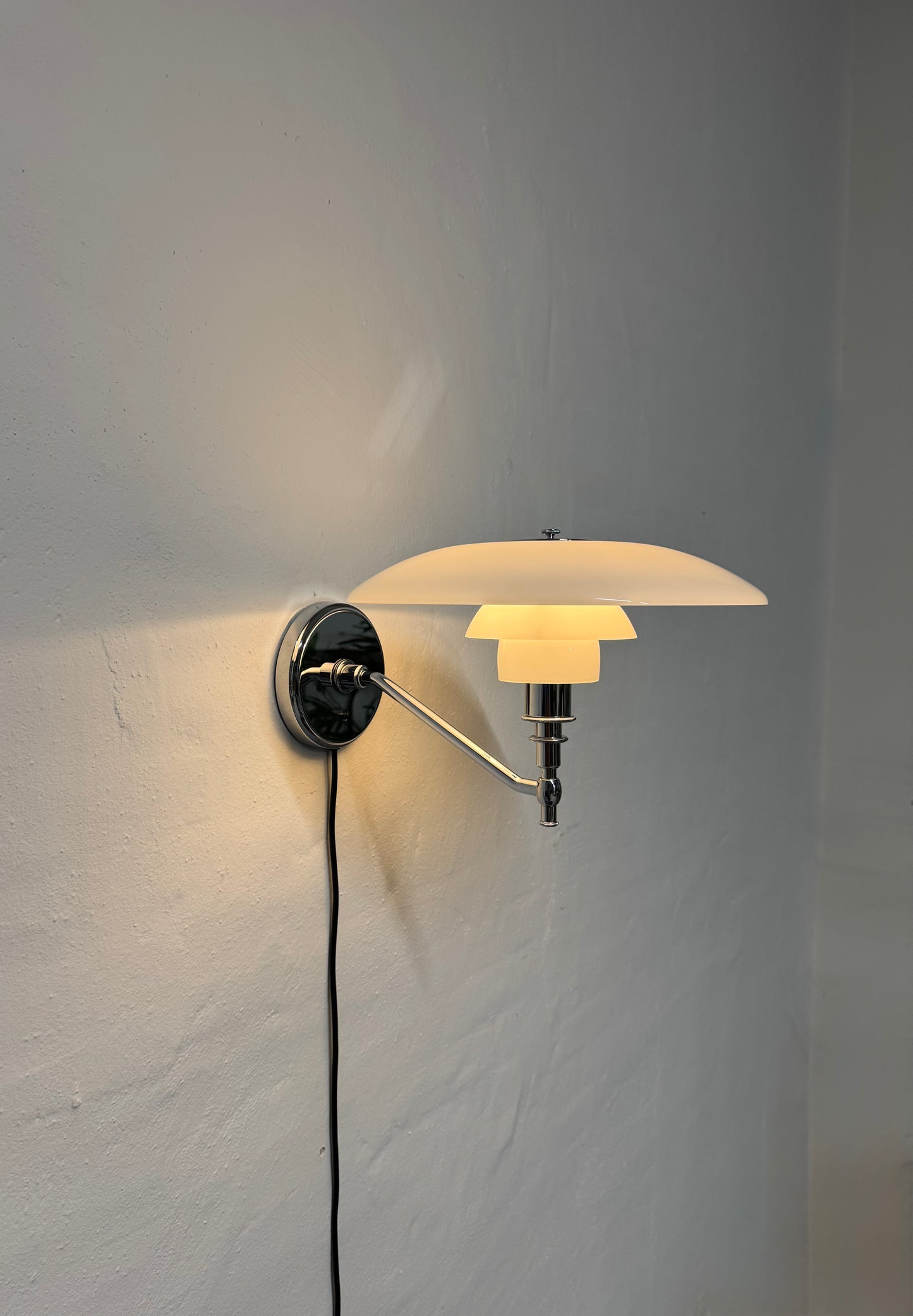 Poul Henningsen, “PH 3/2 væglampe” Louis Poulsen.