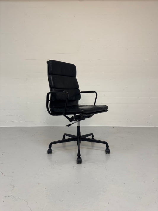 Charles Eames ‘EA-219’ Vitra.