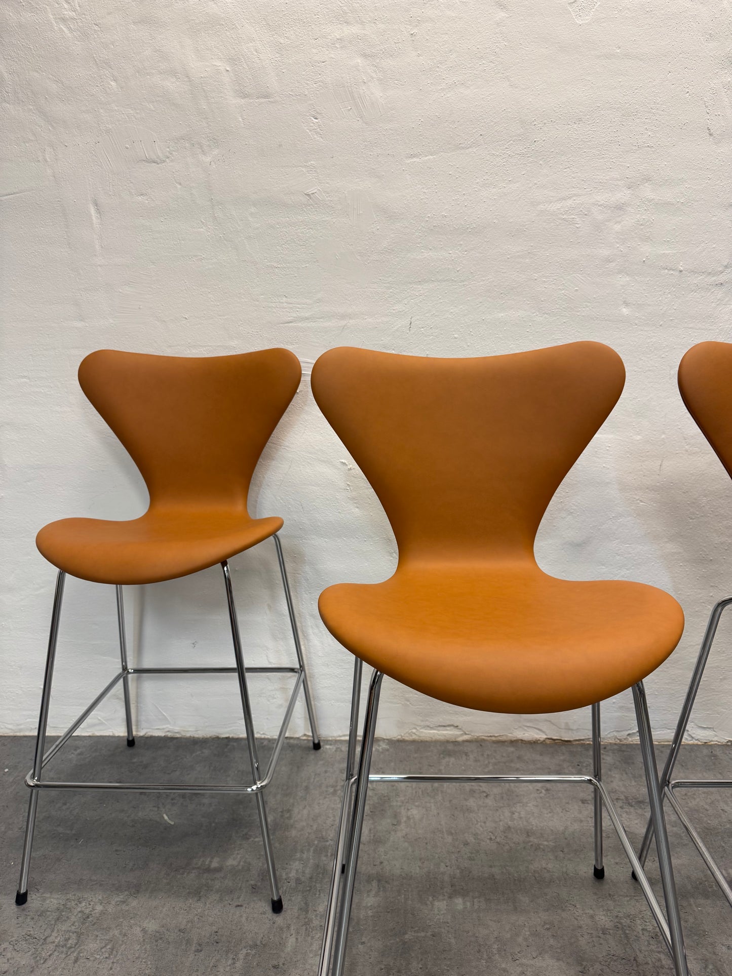 Nypolstret Arne Jacobsen barstole “Syveren / 3197” Fritz Hansen