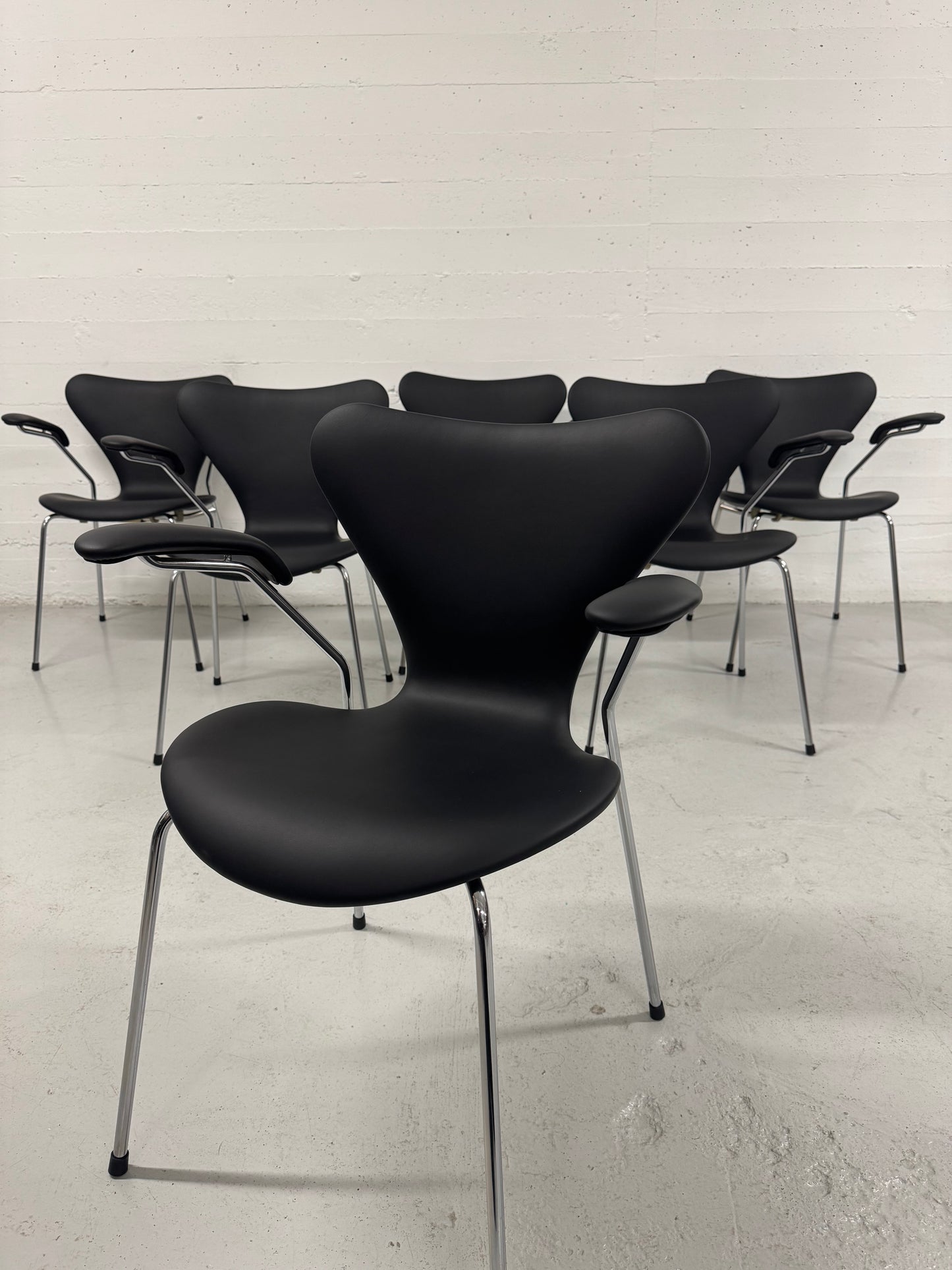 Nypolstret Arne Jacobsen ‘Syveren/3207’ Fritz Hansen.