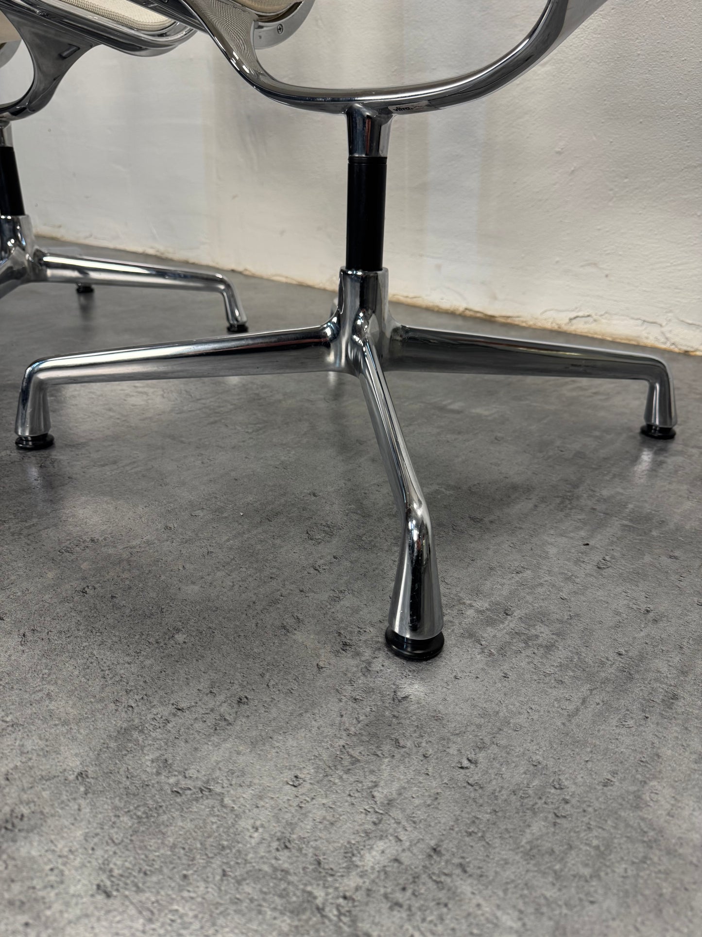 Charles Eames ‘EA107’ kontorstol, Vitra.