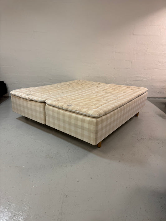 Hästens ‘Excel’ dobbeltseng, med BJ topmadras.