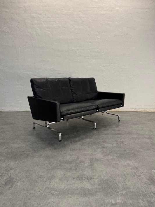 EKC, Poul Kjærholm ‘PK31’ 2-pers. sofa, sort læder.