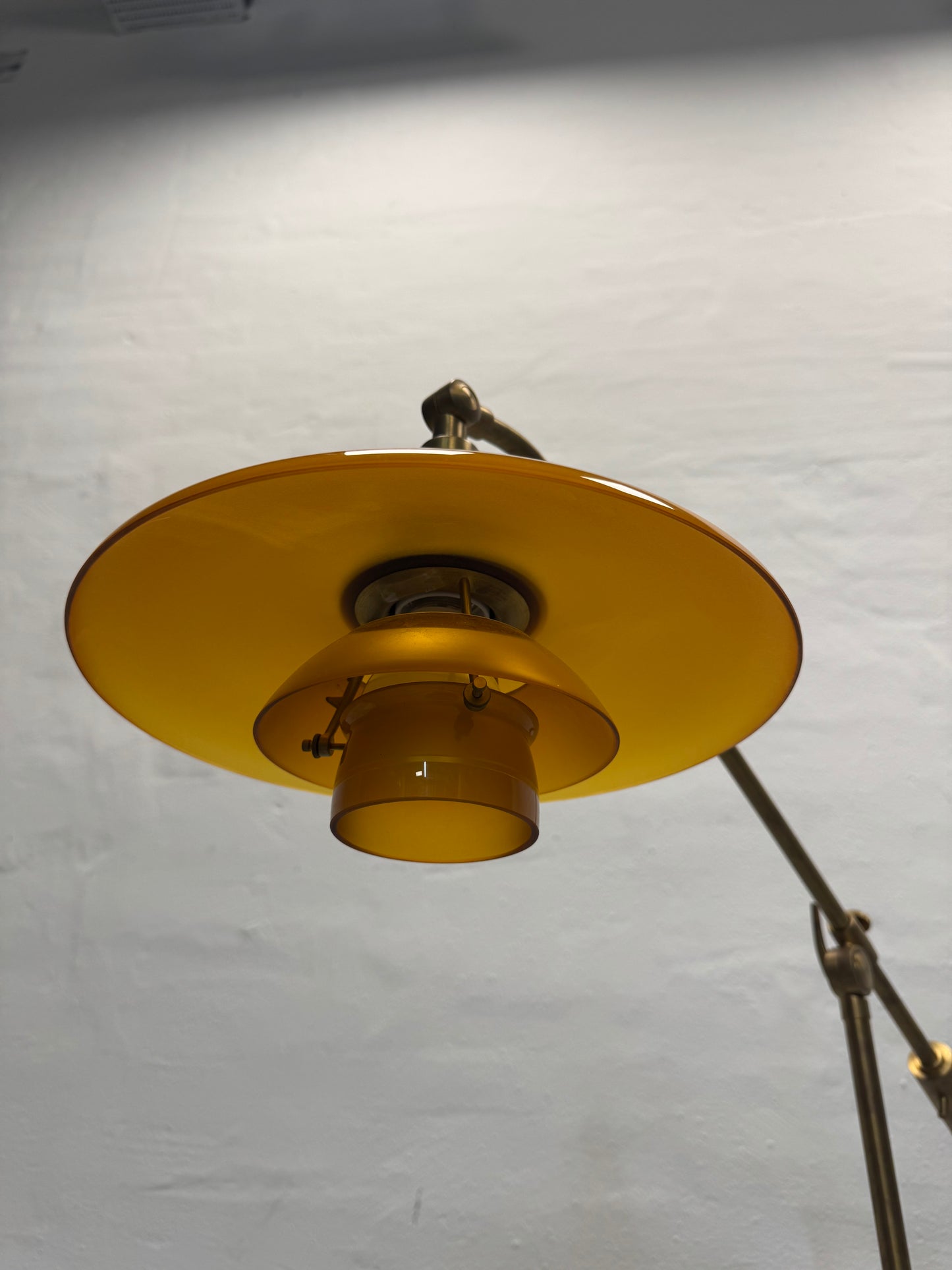 Poul Henningsen “Vandpumpen” Limited Edition i messing med ravfarvet glas.