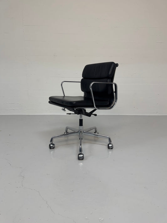 Charles Eames ‘EA-217’ Vitra.