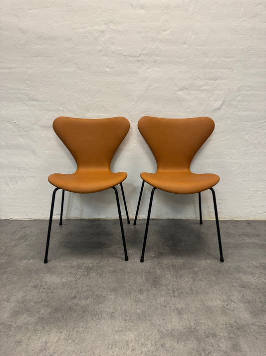 Nypolstrede Arne Jacobsen ‘3107’ Syverstol i cognac læder.
