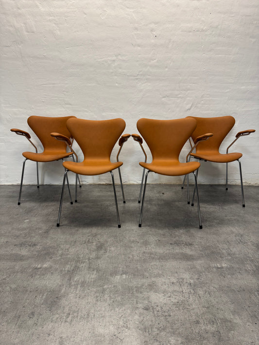 Nypolstret Arne Jacobsen ‘3207’ Fritz Hansen.