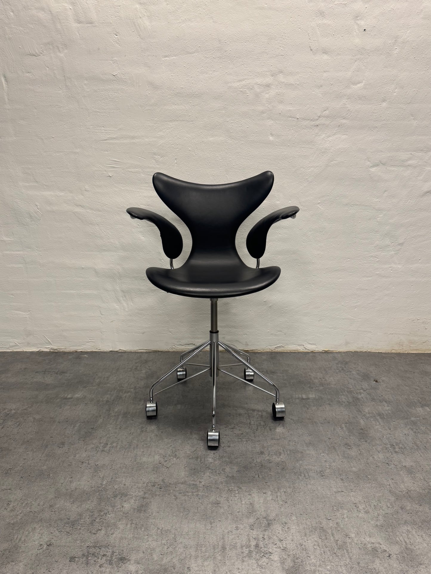 Arne Jacobsen ‘3218/liljen’ Fritz Hansen.
