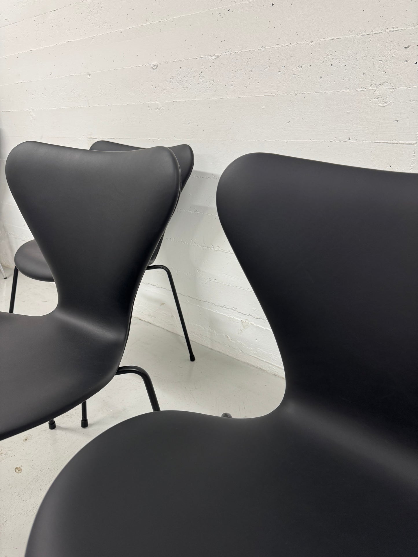 Nypolstret Arne Jacobsen ‘Syveren/3107’ Fritz Hansen.