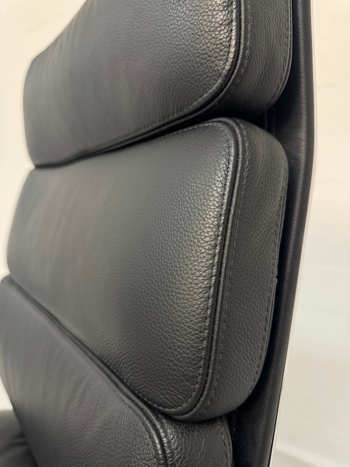 Charles Eames ‘EA-219’ Vitra.