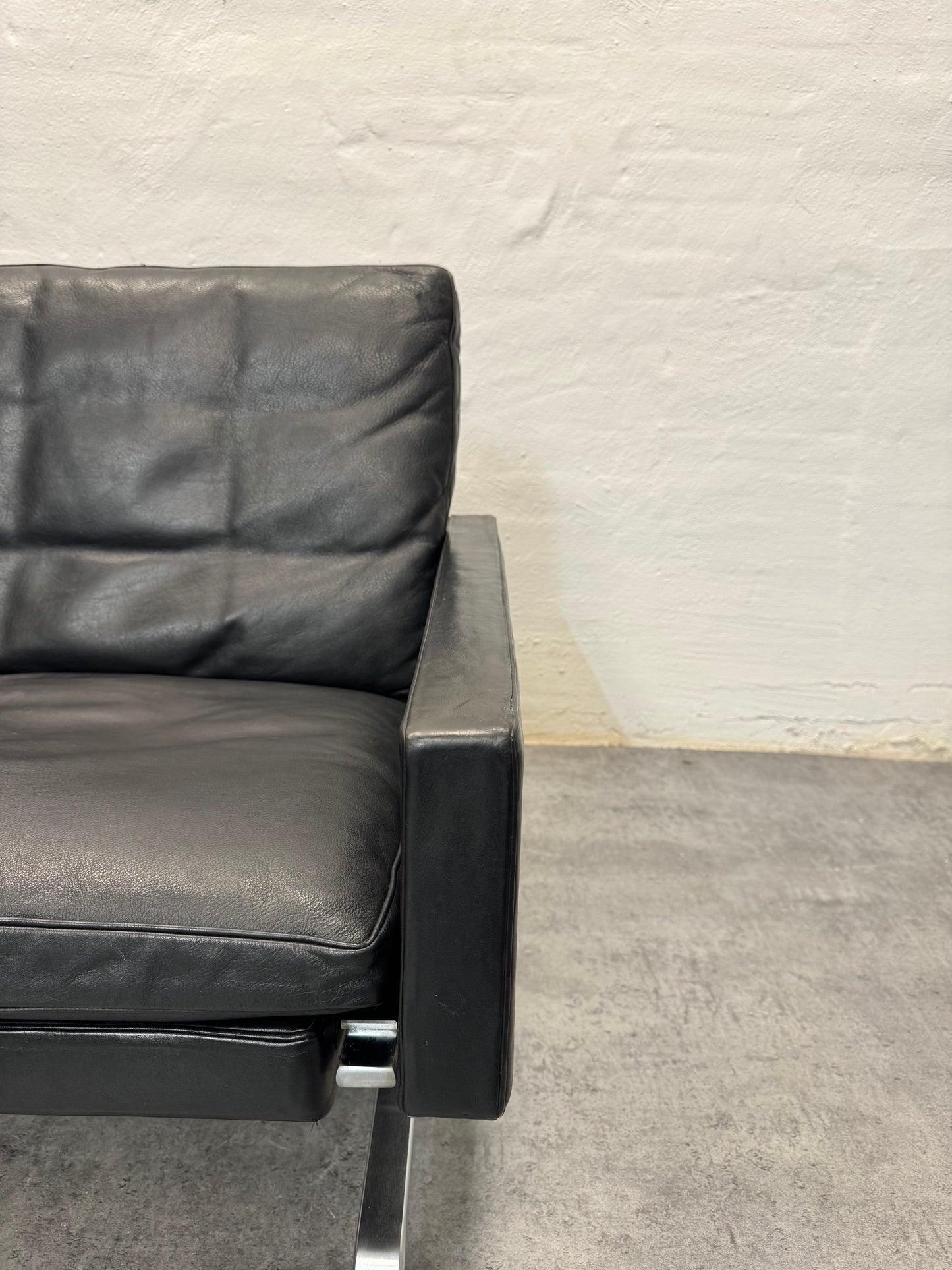EKC, Poul Kjærholm ‘PK31’ 2-pers. sofa, sort læder.