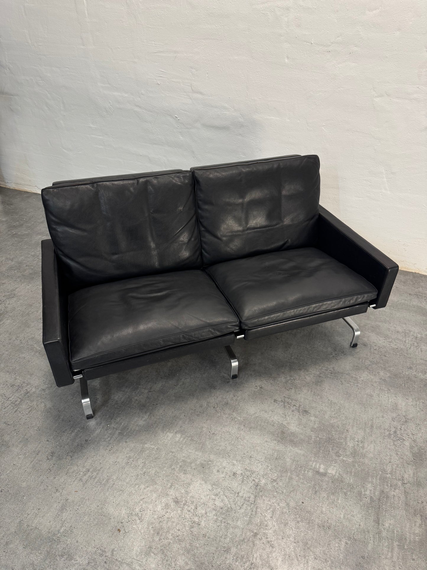 EKC, Poul Kjærholm ‘PK31’ 2-pers. sofa, sort læder.