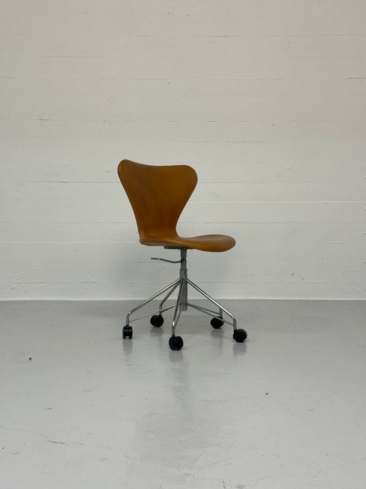 Arne Jacobsen ‘3117’ Fritz Hansen.