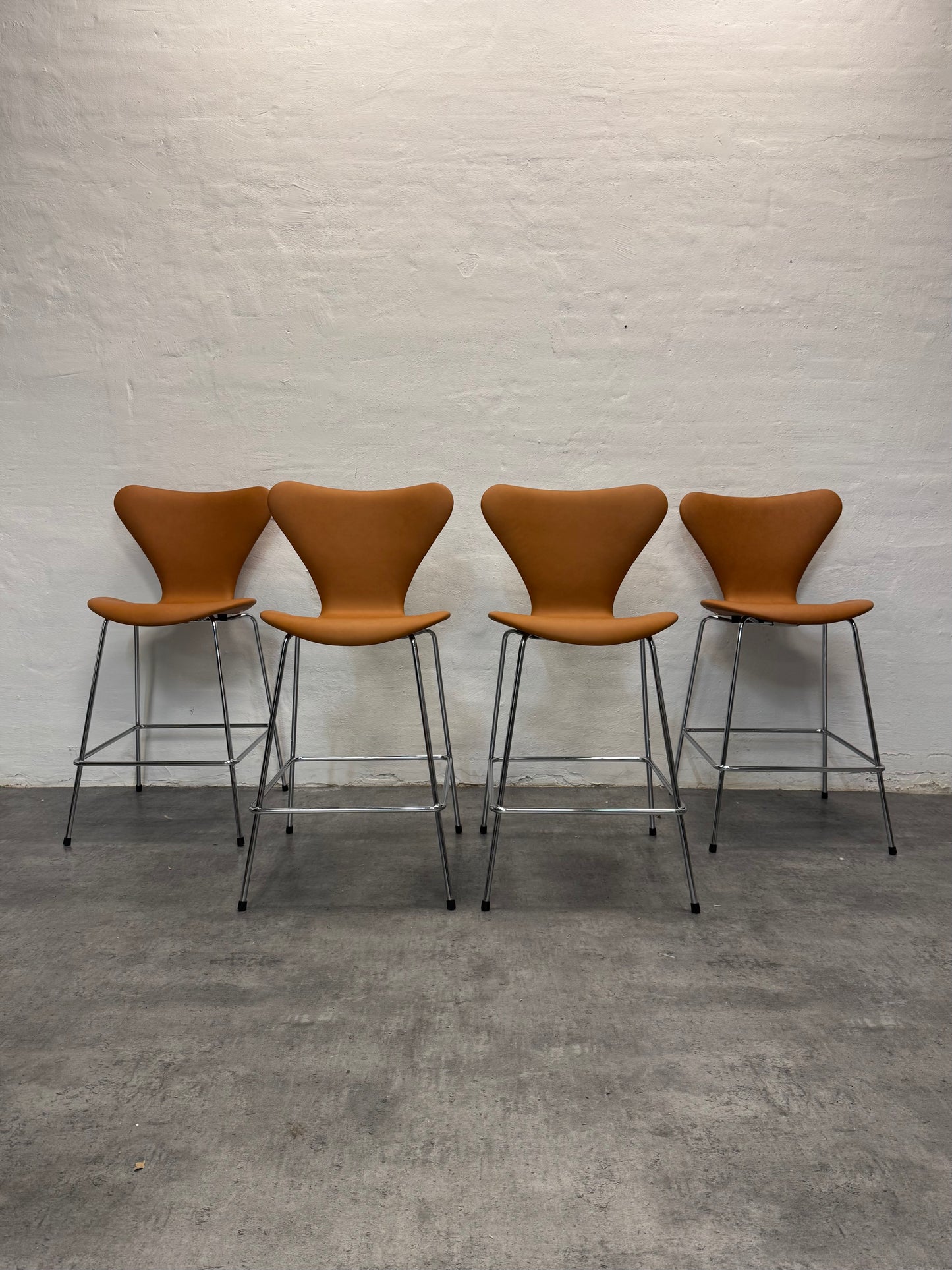 Nypolstret Arne Jacobsen barstole “Syveren / 3197” Fritz Hansen