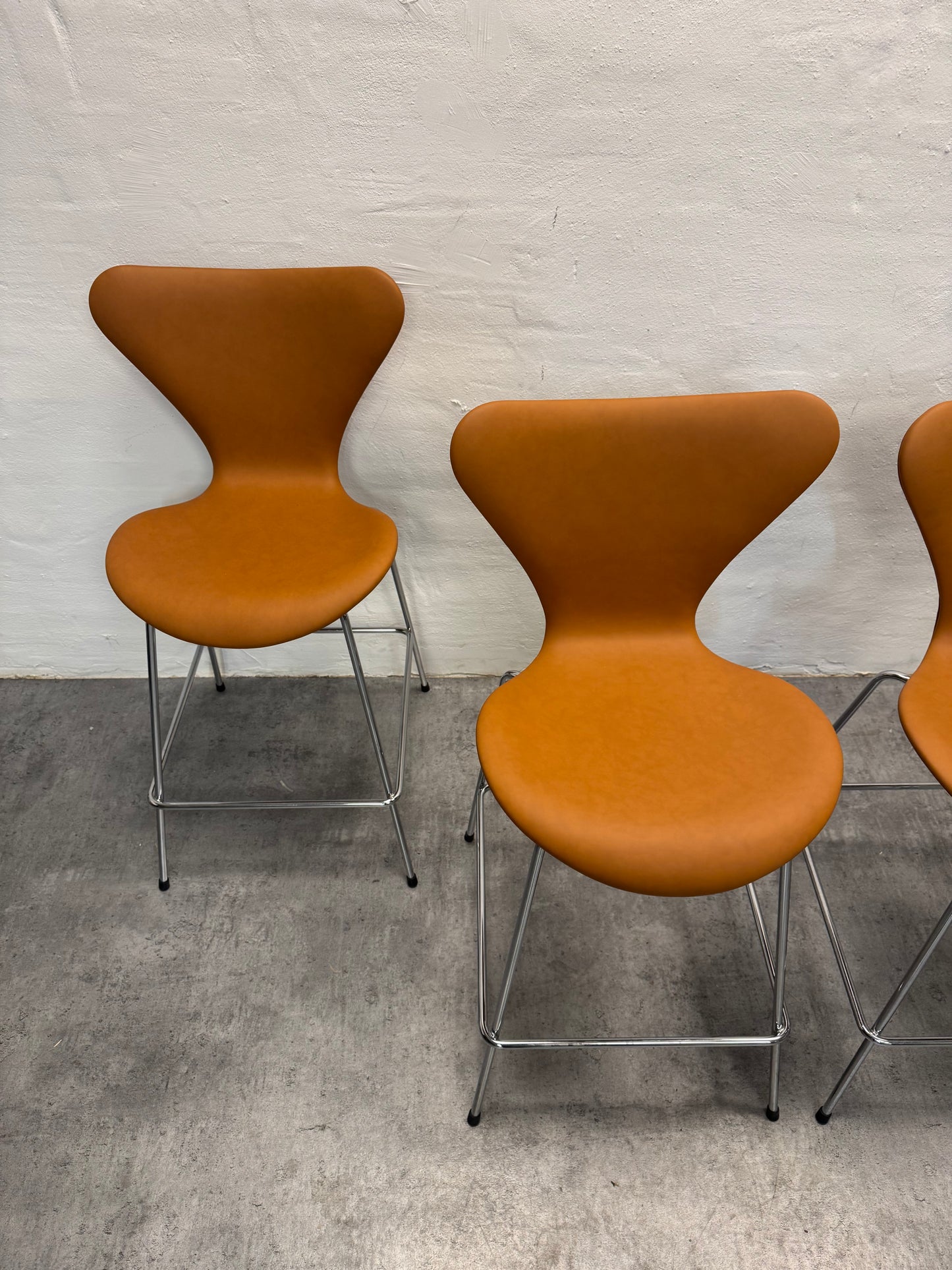 Nypolstret Arne Jacobsen barstole “Syveren / 3197” Fritz Hansen