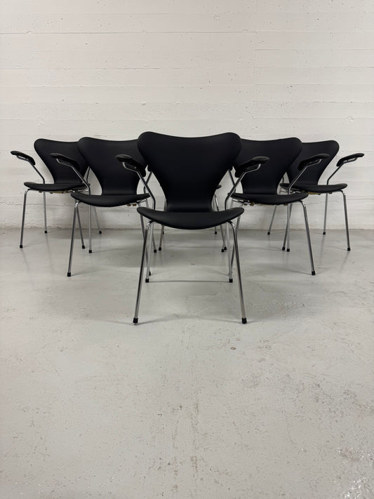Nypolstret Arne Jacobsen ‘Syveren/3207’ Fritz Hansen.