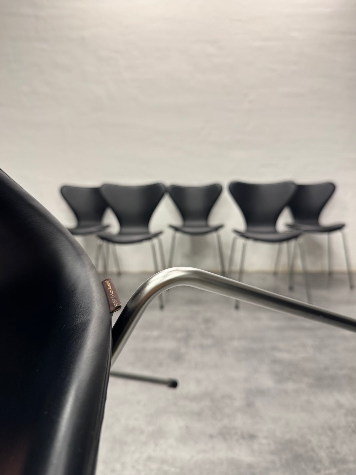 Brown Label, Arne Jacobsen ‘Syveren/3107’ Fritz Hansen.