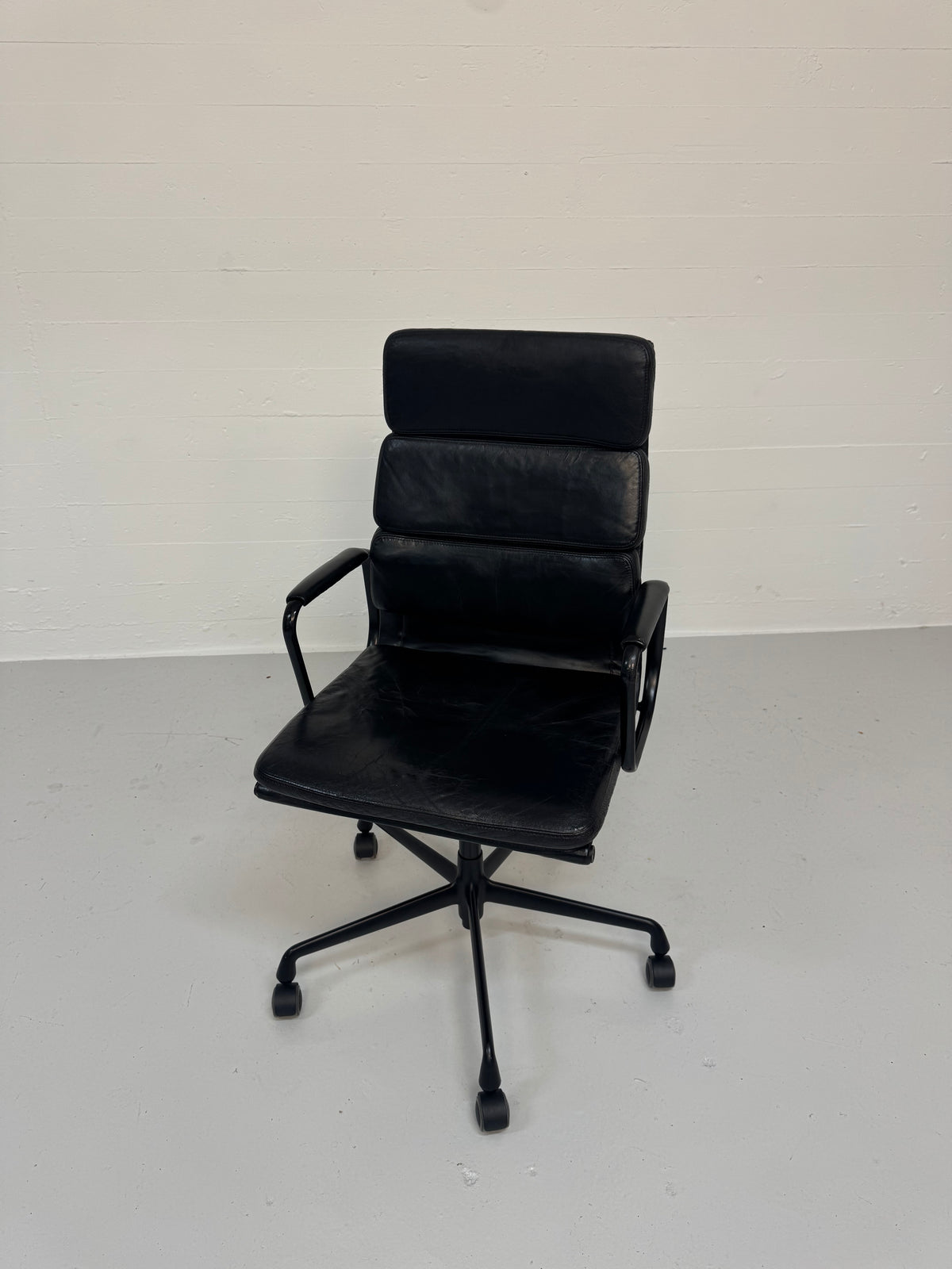 Charles Eames ‘EA-219’ Vitra.