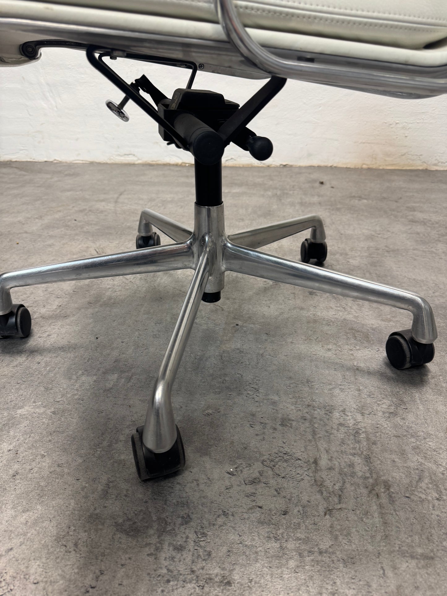 Charles Eames ‘EA-217’ Vitra.