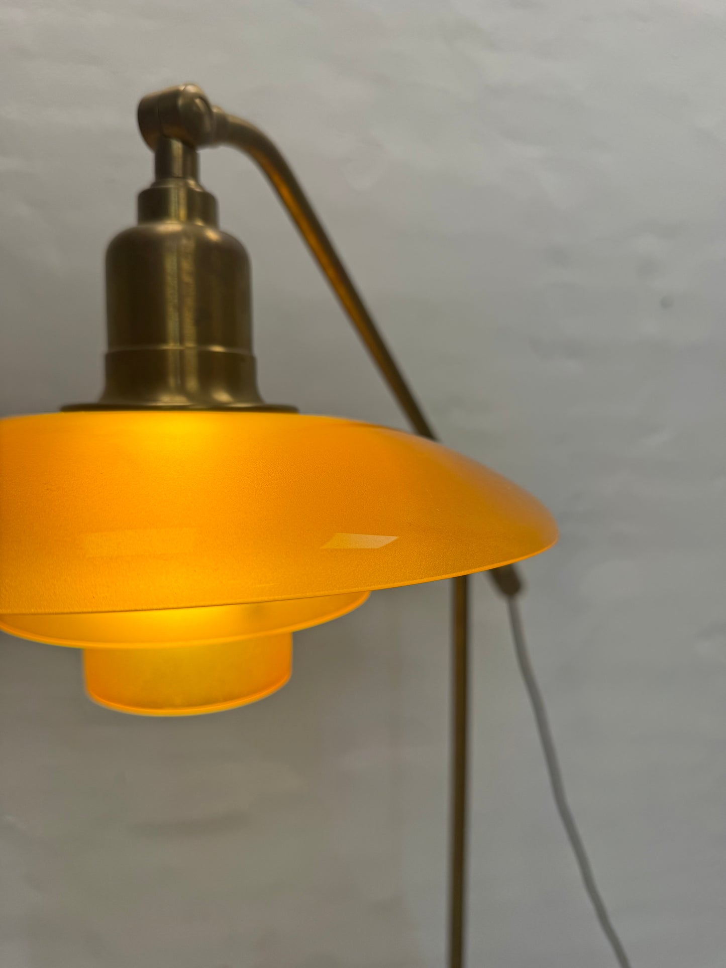 Poul Henningsen “Vandpumpen” Limited Edition i messing med ravfarvet glas.