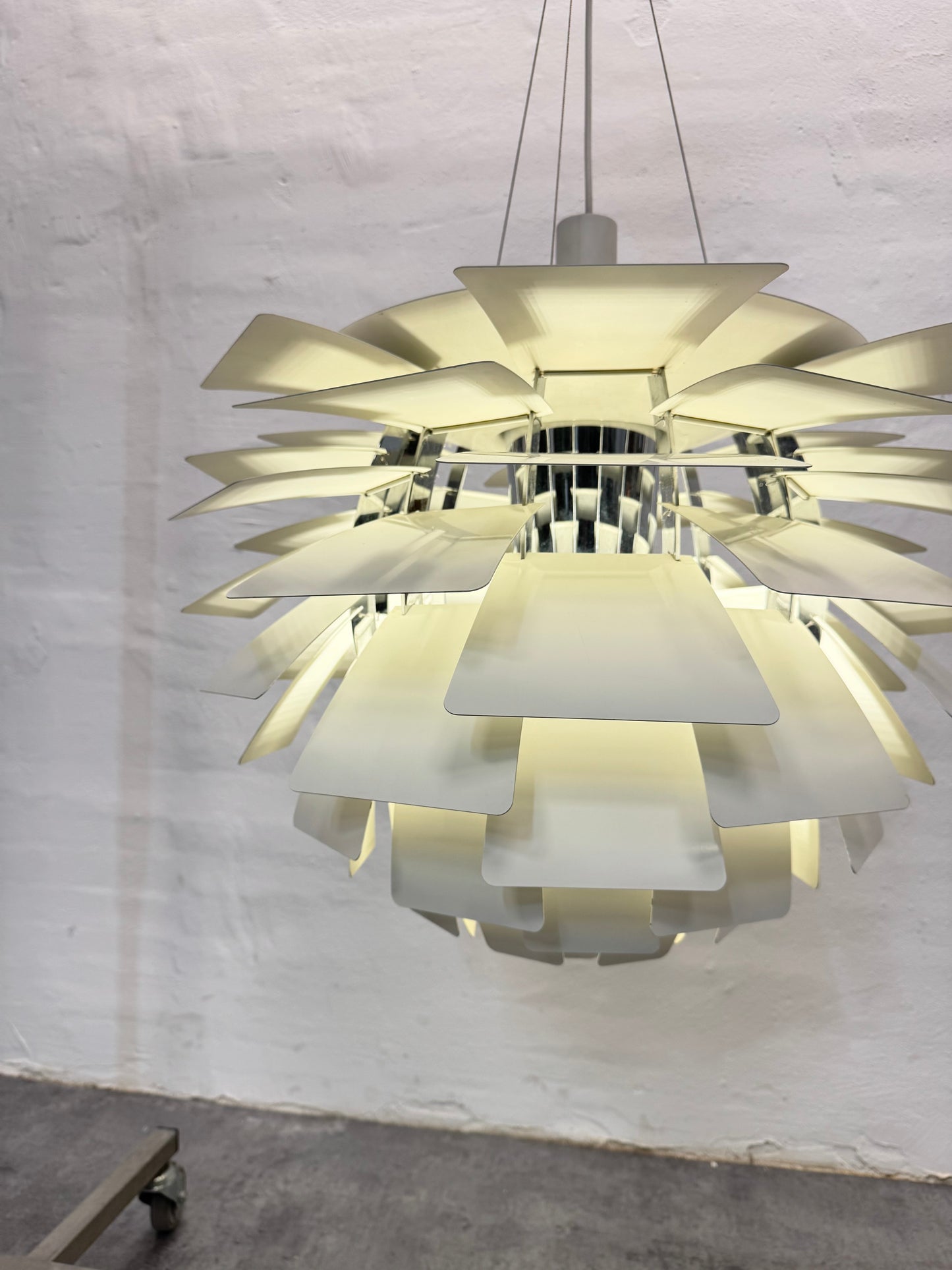 Poul Henningsen “Koglen” Louis Poulsen – Ø60 cm i hvid.