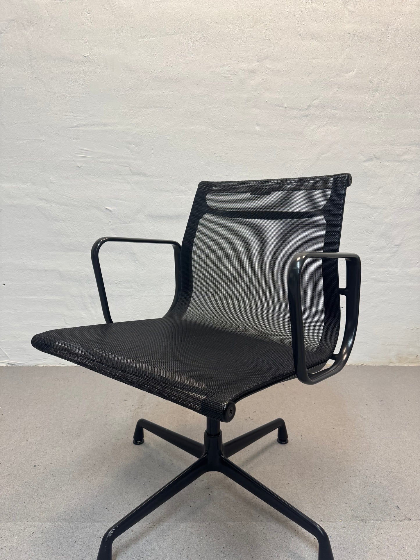 Charles Eames ‘EA107’ kontorstol, Vitra.