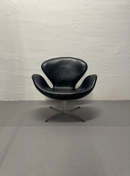 Arne Jacobsen ‘Svanen’ Fritz Hansen, model: 3320.
