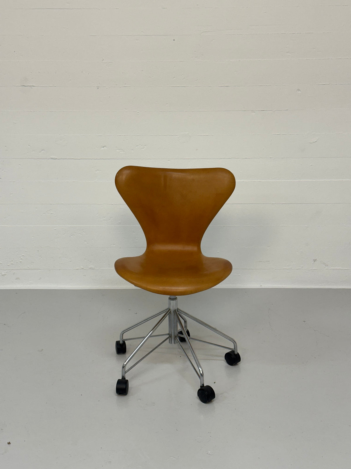 Arne Jacobsen ‘3117’ Fritz Hansen.