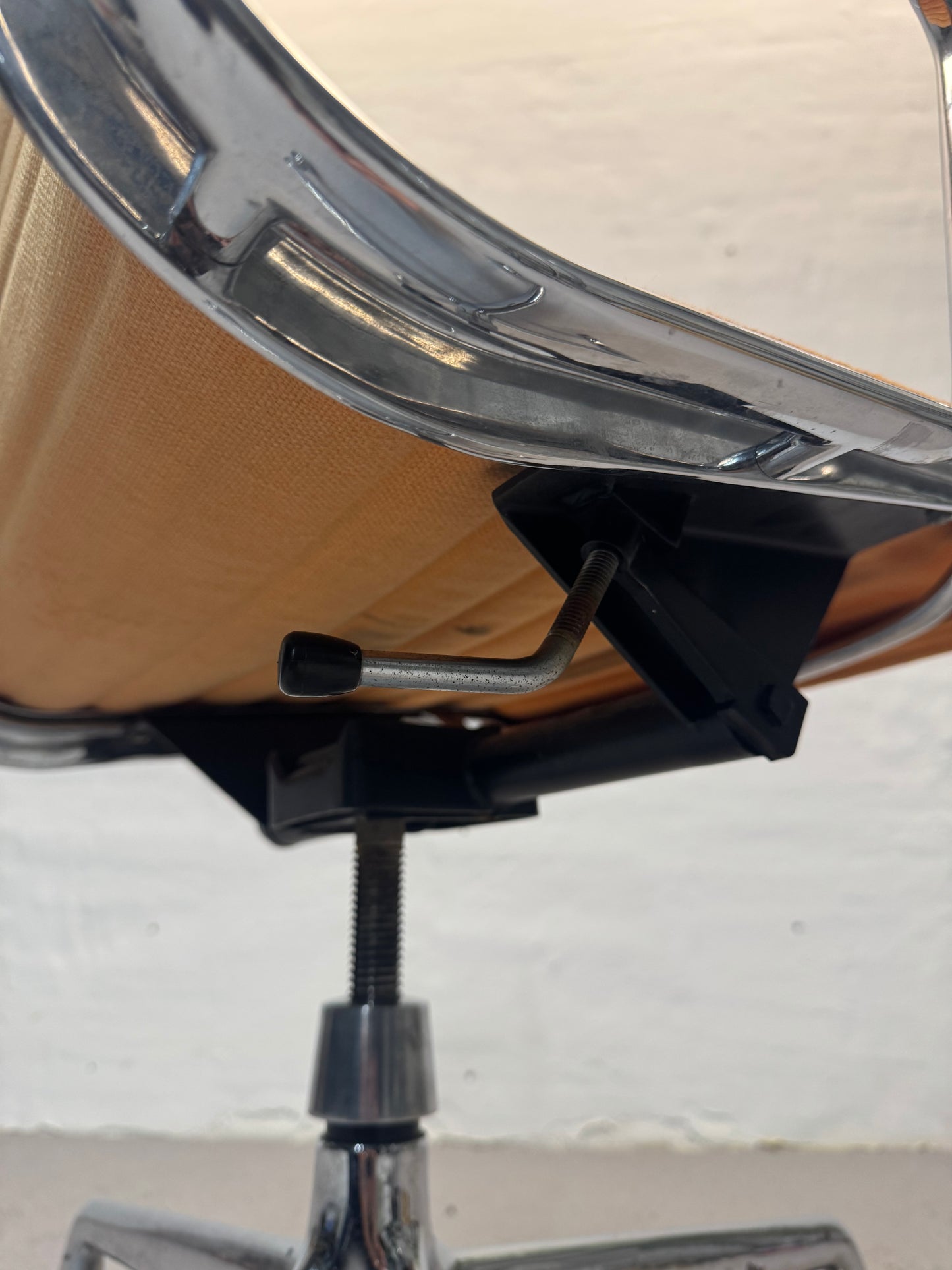 Charles Eames ‘EA117’ kontorstol, Vitra.