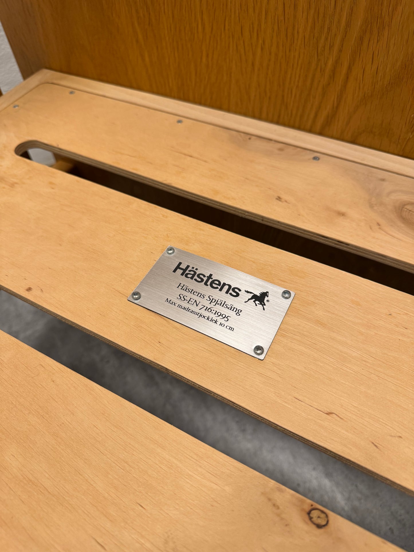 Hästens tremmeseng i egetræ.