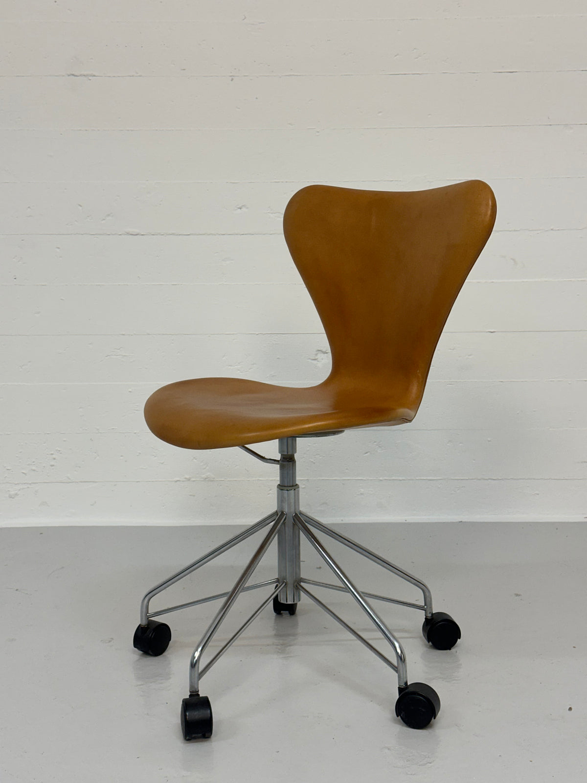 Arne Jacobsen ‘3117’ Fritz Hansen.