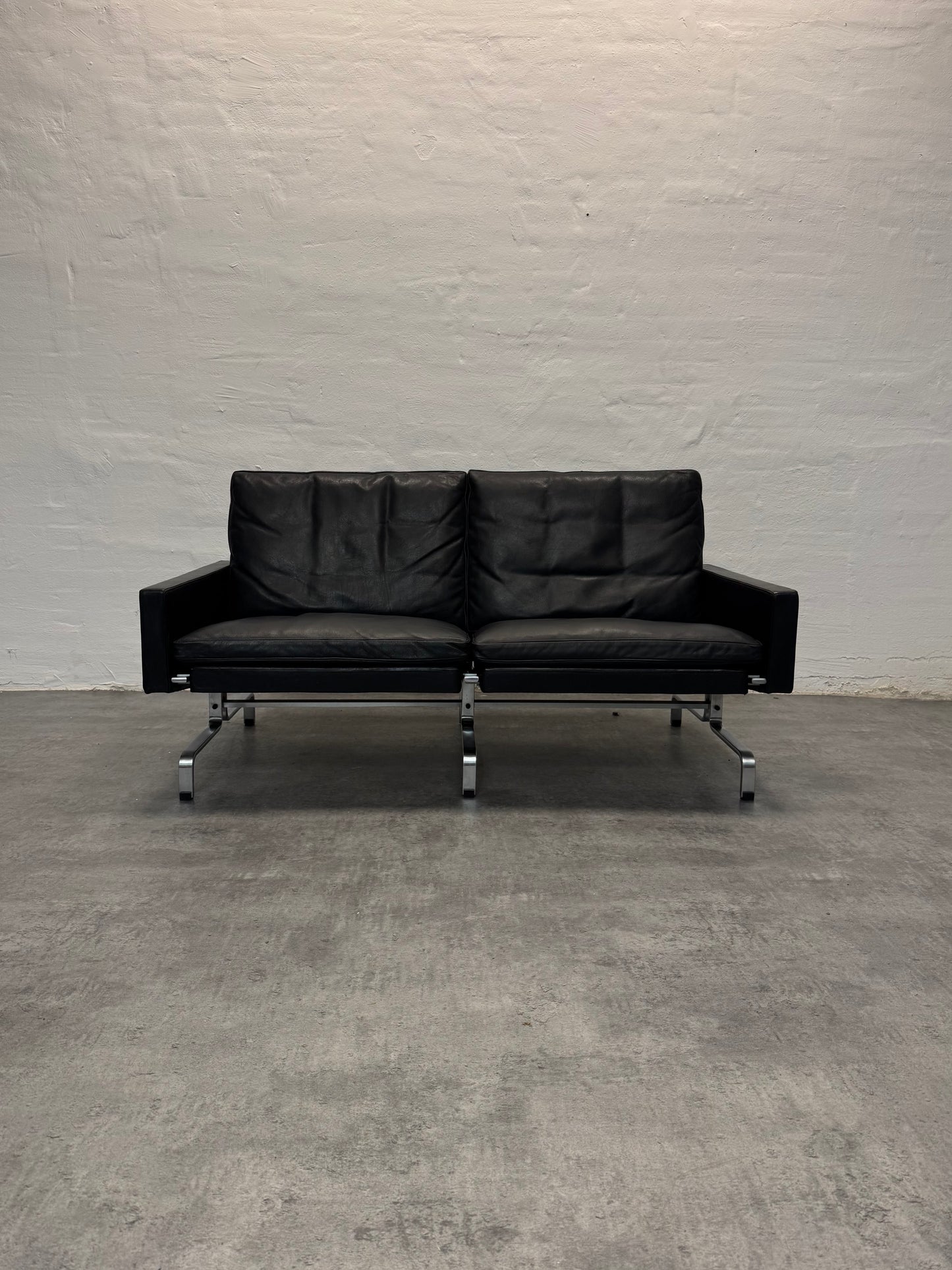 EKC, Poul Kjærholm ‘PK31’ 2-pers. sofa, sort læder.